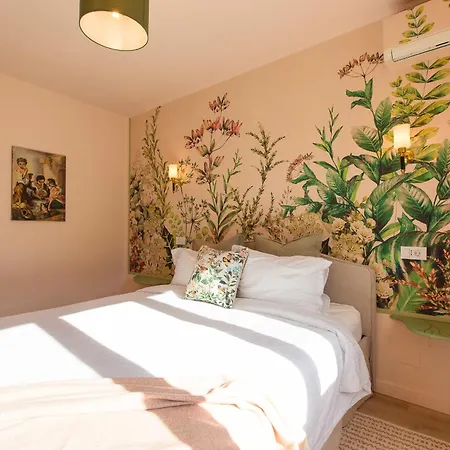 Garden Nest - Retreat Near Cismigiu Park Апартаменти